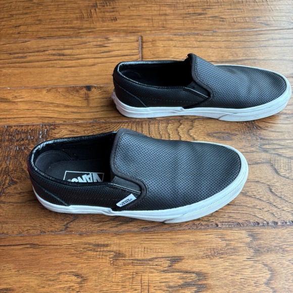 Classic Slip-On Perforated Leather Shoe Black Size 7 - Picture 3 of 7